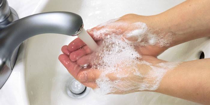 Мытье рук в мылом