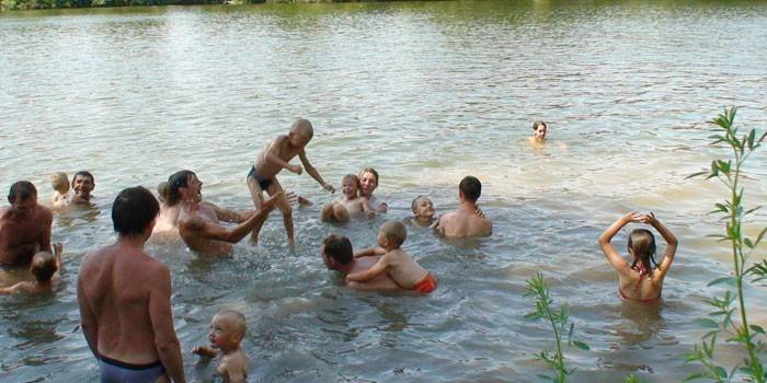 Люди купаются в речке