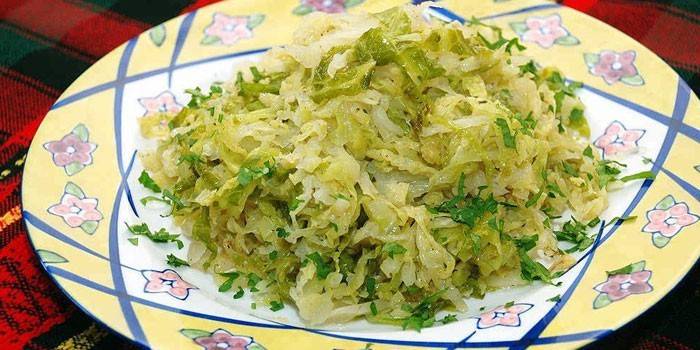 Салат из маринованной савойской капусты
