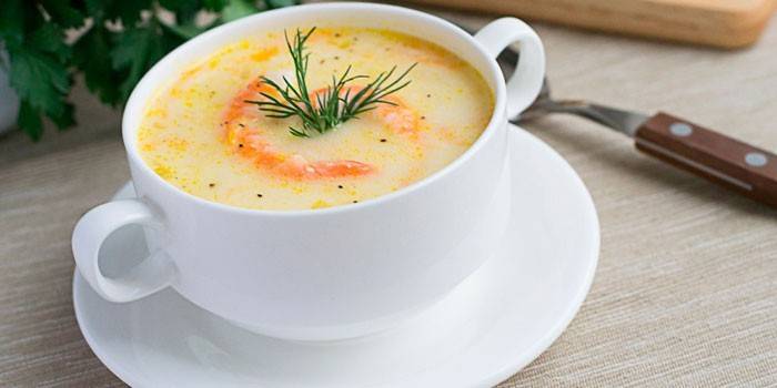Тарелка сырного супа с добавлением креветок
