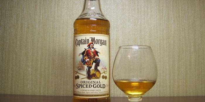 Бутылка рома Капитан Морган