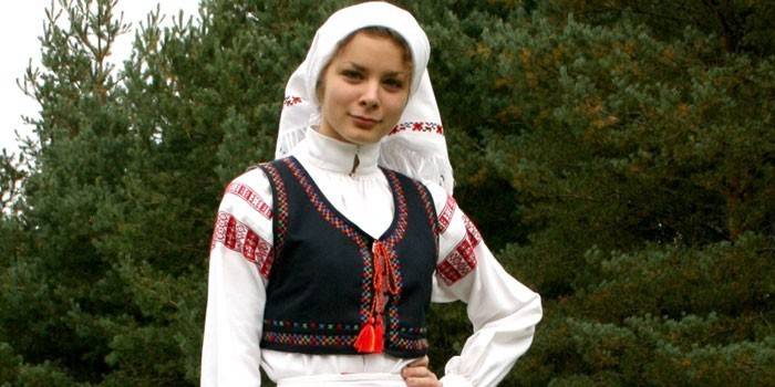 Девушка в белорусском национальном костюме