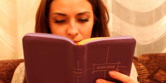 Девушка читает Библию