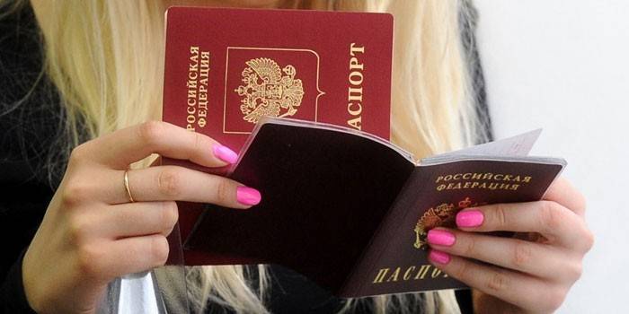 Девушка с паспортами в руках