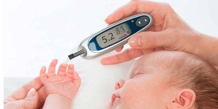 Ребенку измеряют сахар в крови глюкометром