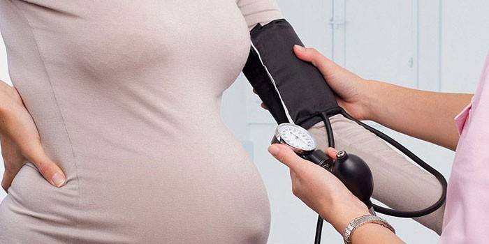 Беременной девушке измеряют давление