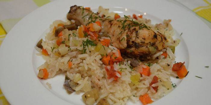 Куриная голень с овощами и рисом