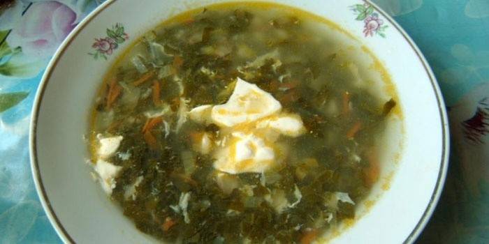 Тарелка супа со щавелем и сметаной