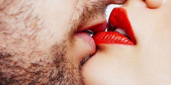 Поцелуй мужчины и женщины