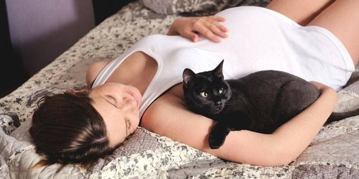 Беременная девушка с кошкой