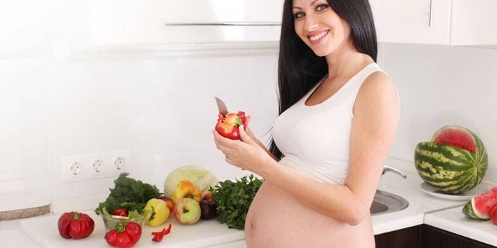 Беременная девушка на кухне