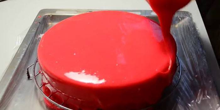 Процесс покрытия торта зеркальной цветной глазурью
