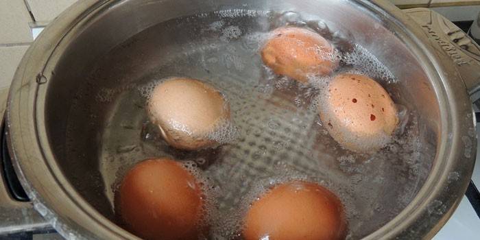 Яйца варятся в кипящей воде