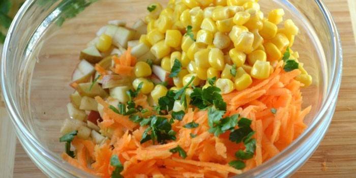 Салат из моркови, яблока и кукурузы