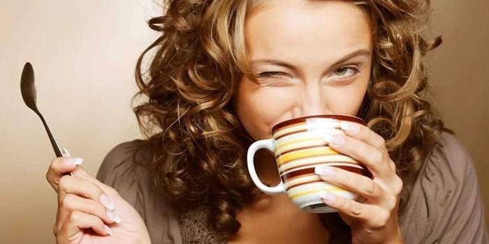 Девушка пьет чай из чашки