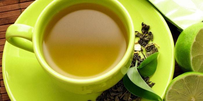 Зеленый чай в чашке и лайм