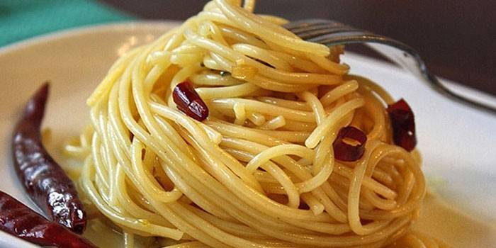 Спагетти с перцем чили