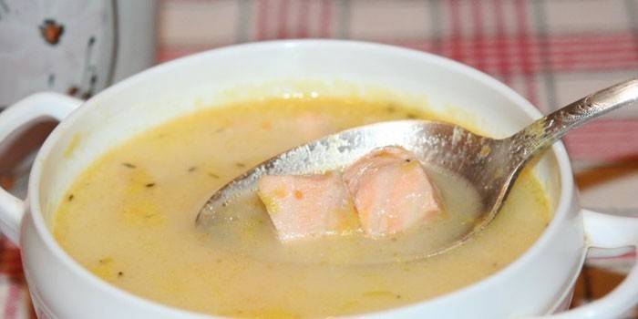 Рыбный суп с кусочками семги и сливками