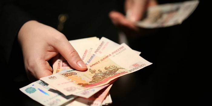 Денежные купюры в руке