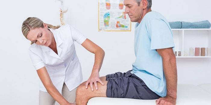 Медик разрабатывает коленный сустав пациента