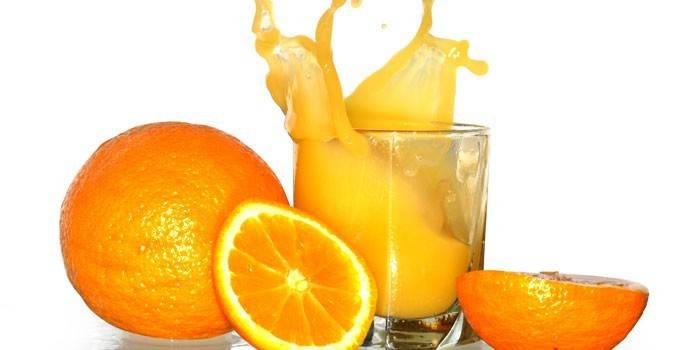 Апельсиновый сок в стакане