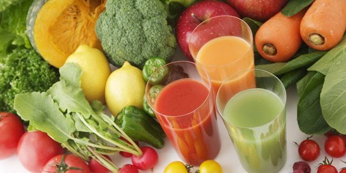 Овощные соки в стаканах, овощи и фрукты