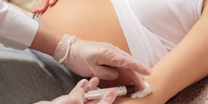 У беременной женщины берут кровь из вены