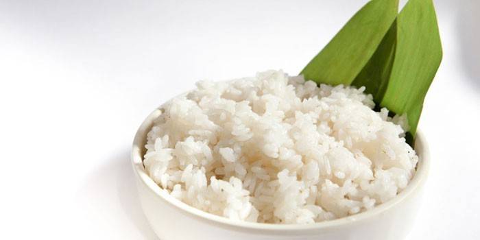 Рис отварной на тарелке