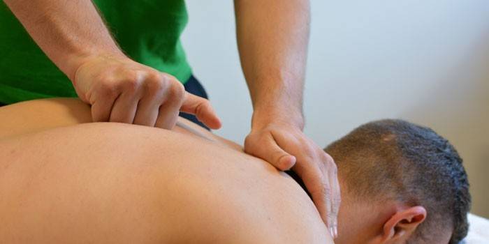 Мануальный терапевт делает массаж мужчине