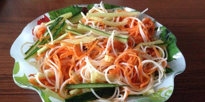 Салат из корейской моркови, огурцов и фунчозы