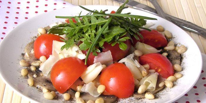 Салат из рукколы с помидорами и пармезаном