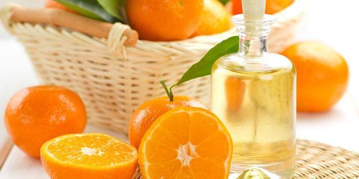 Апельсиновое масло в баночке и апельсины