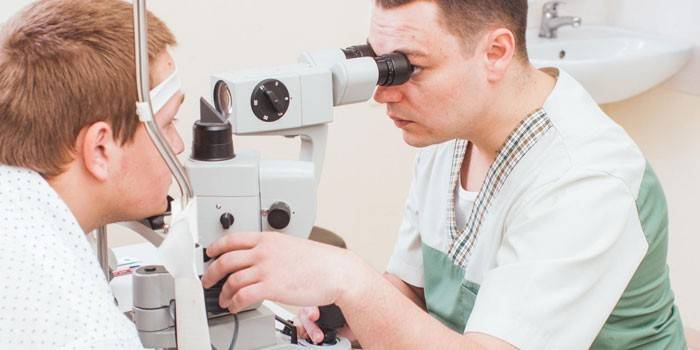 Офтальмолог проверяет зрение пациента