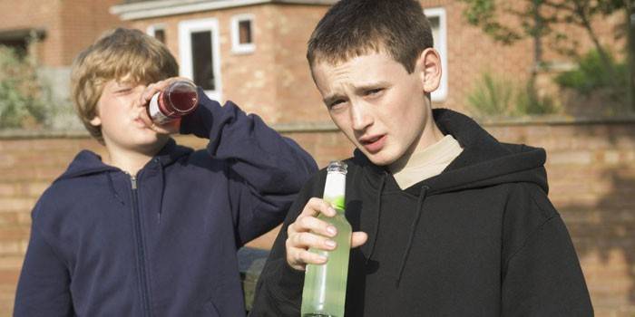 Подростки пьют алкогольные коктейли 