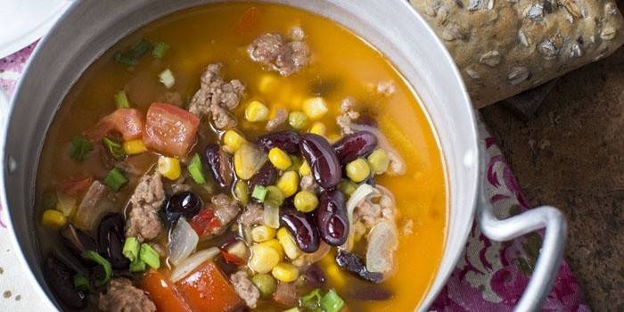 Кастрюля супа с мясом и кукурузой
