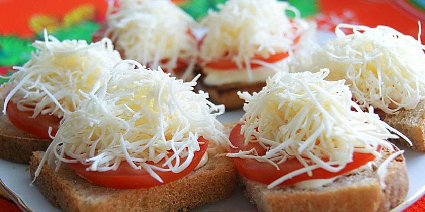 Бутерброды с сыром и помидорами