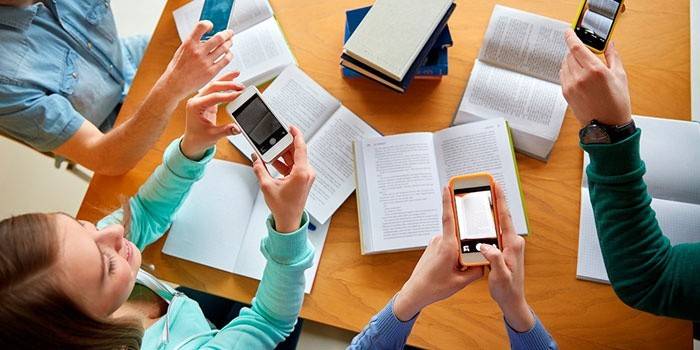 Студенты с книгами и телефонами