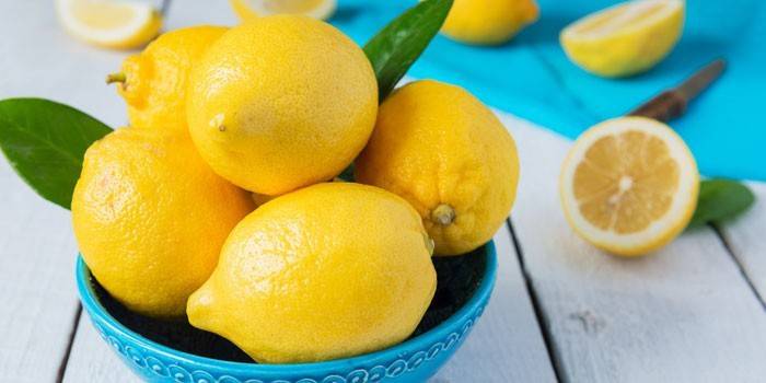 Лимоны в тарелке