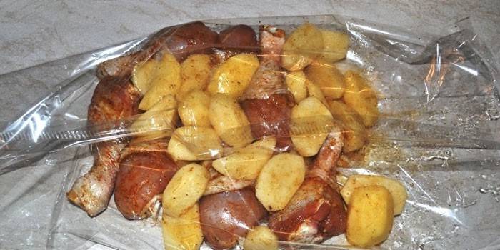 Маринованные куриные голени с картофелем в рукаве для запекания