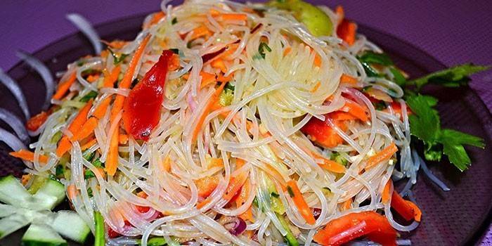 Салат с овощами и фунчозой
