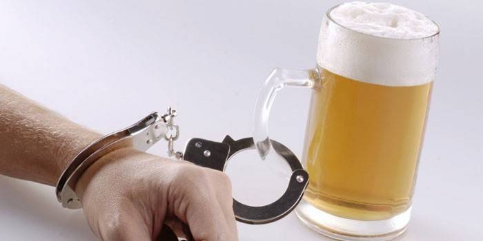 Бокал пива пристегнутый наручниками к руке