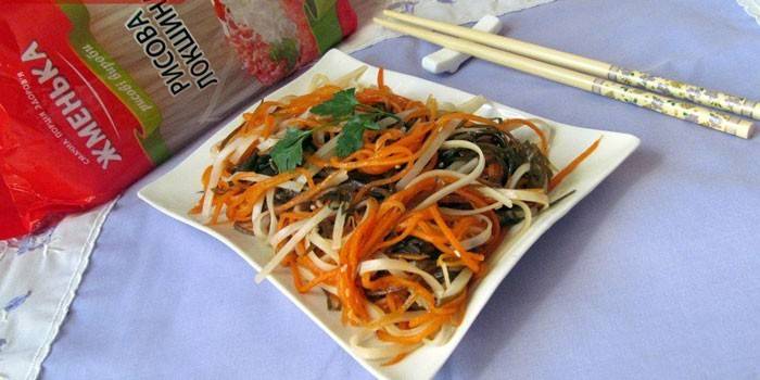Салат с рисовой лапшой и корейской морковью