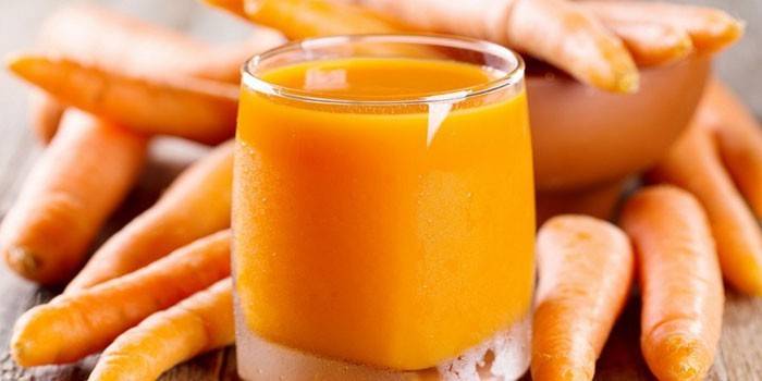 Морковный сок в стакане