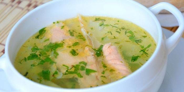 Рыбный суп с форелью в тарелке