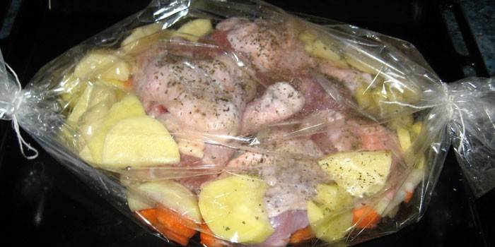 Картофель с овощами и куриными окорочками в рукаве