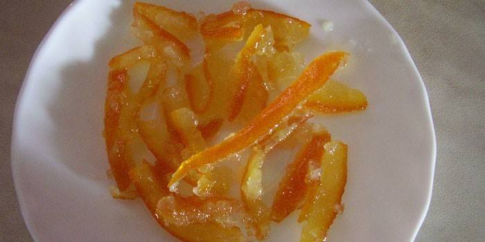 Цукаты из апельсиновых шкурок в тарелке