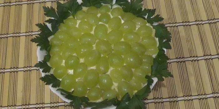 Салат с белым виноградом на блюде
