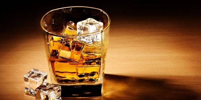 Виски со льдом в стакане