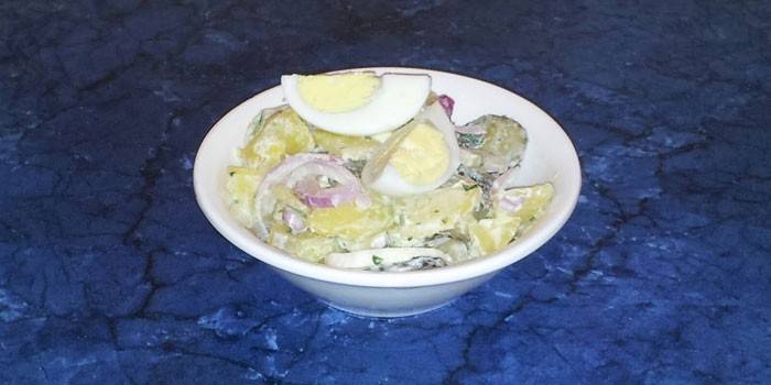 Салат из картофеля, вареных яиц и соленых огурцов