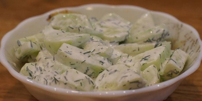 Салат из огурцов со сметаной